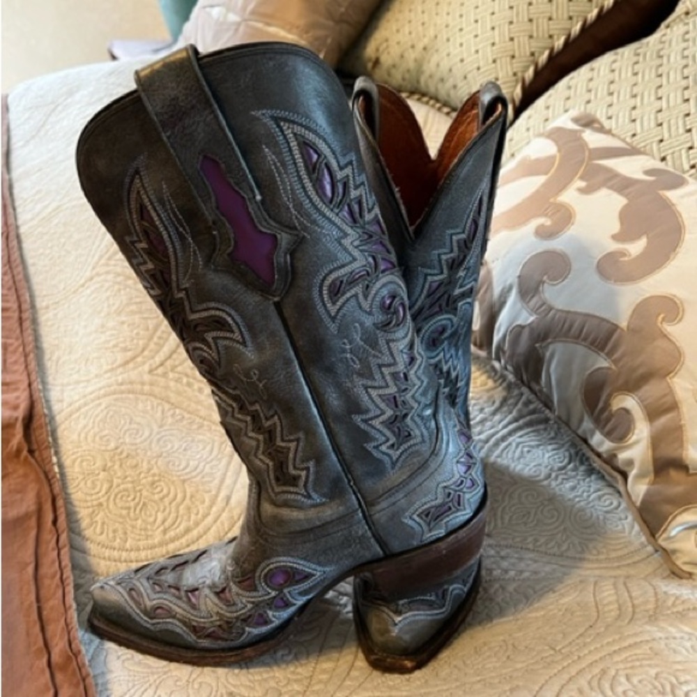 Don’t miss these must have embroidered Luccheses!